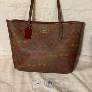 Coach

CITY TOTE Offers welcome IN RAINBOW SIGNATURE CANVAS